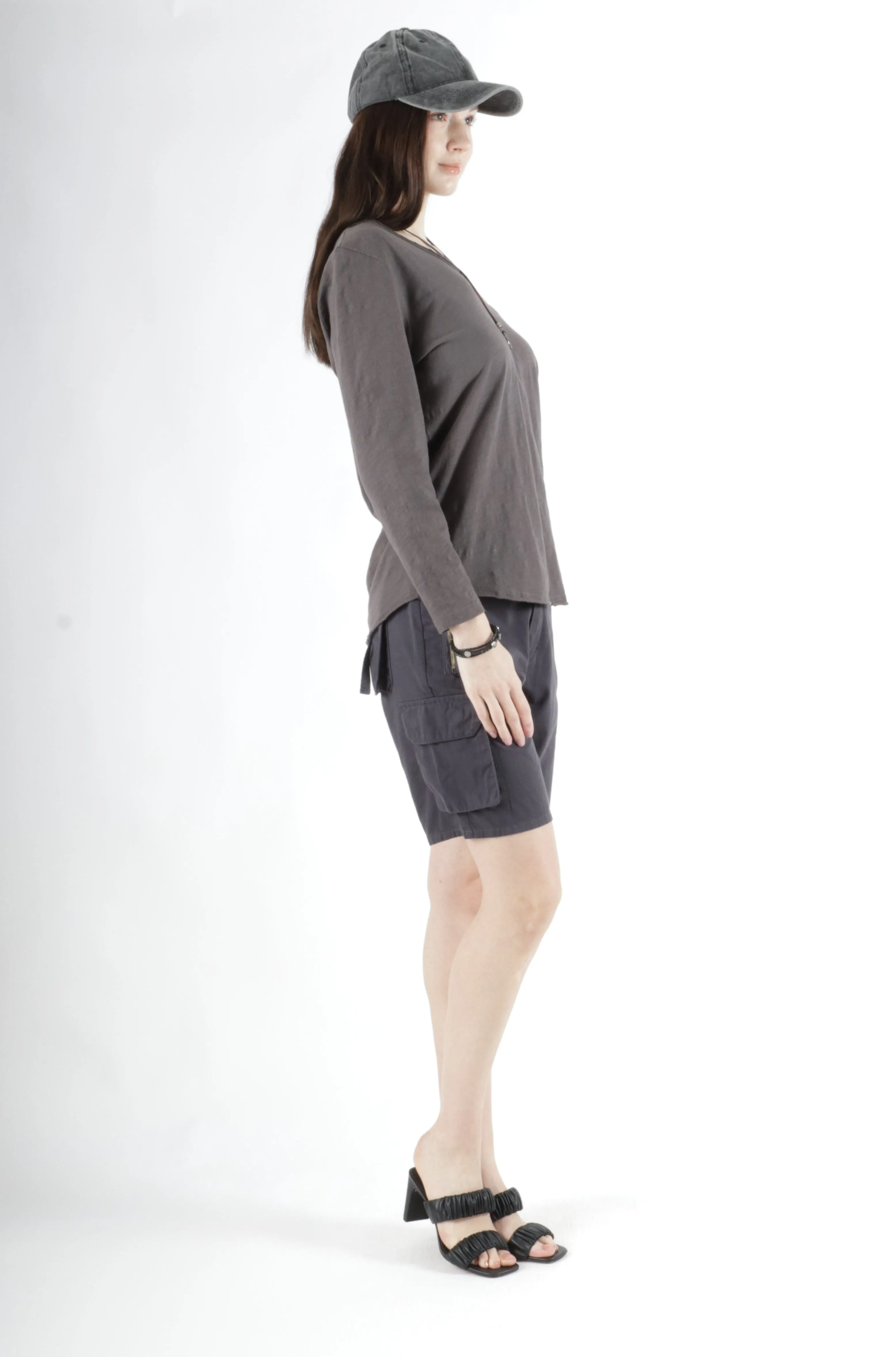 Easy Bermuda with zip pockets in Washed Black