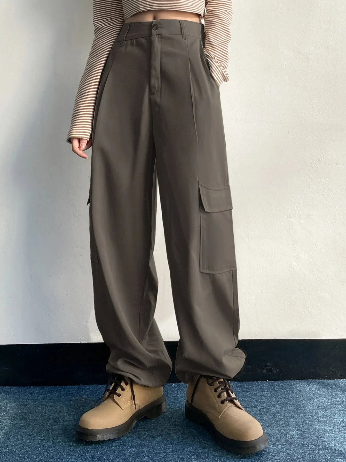 Relaxed Fit Buttoned Cargo Pants