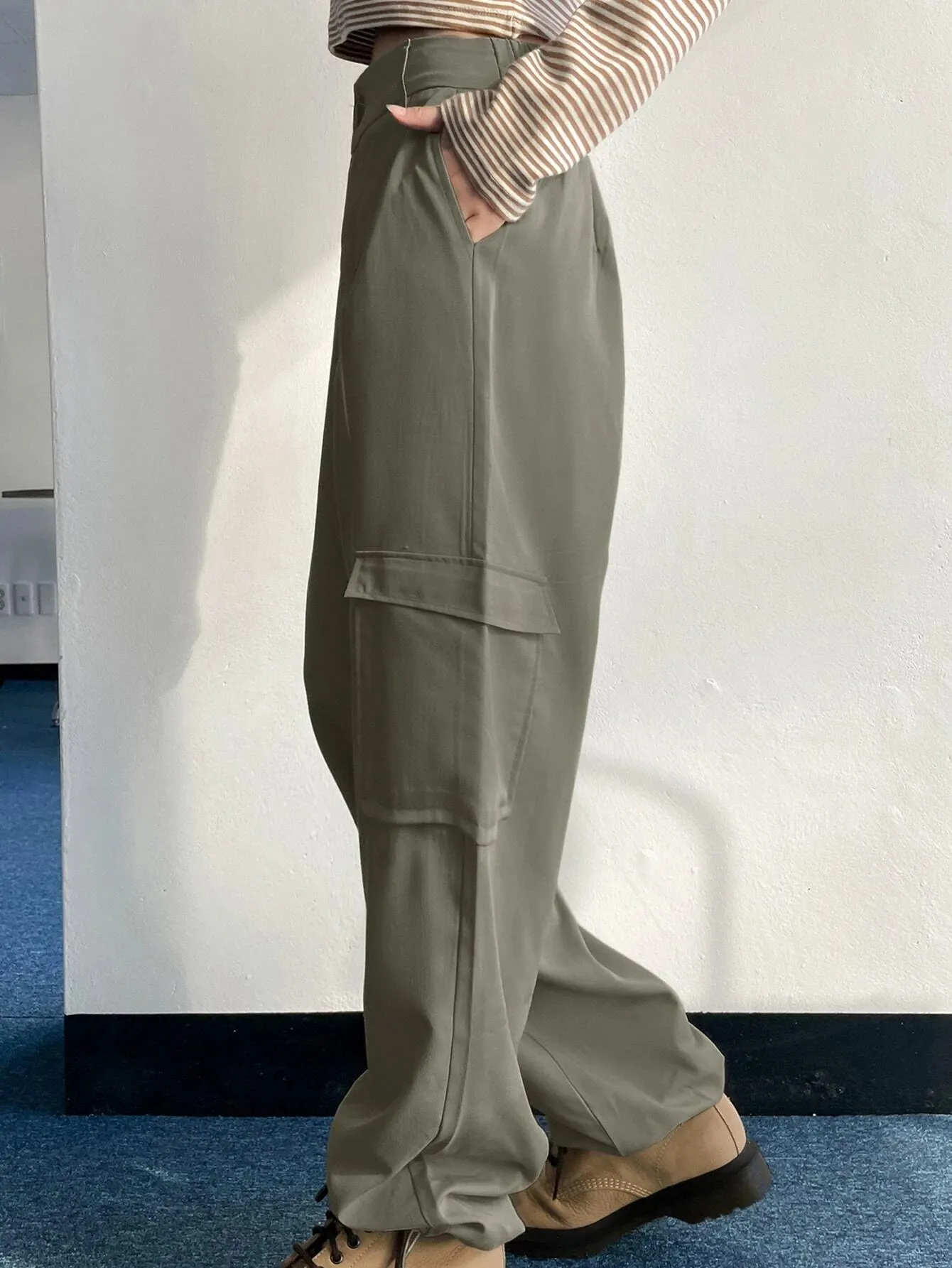 Relaxed Fit Buttoned Cargo Pants